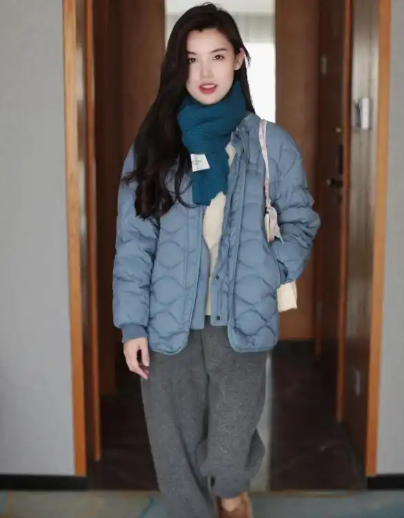 还穿什么黑白灰看看最in的雾霾蓝羽绒服,肤色白皙好几个度
