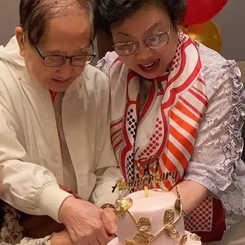 黎姿为爸爸推轮椅上深圳人气商场打卡黎爸爸患病失聪视力转差
