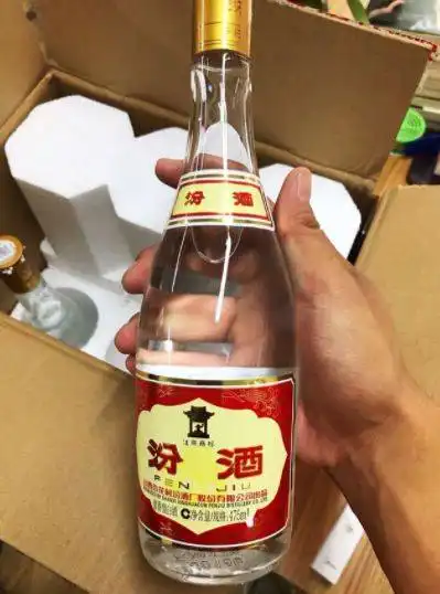 买粮食酒时,光看价格牌子不靠谱内行人教你3招,一挑一个准
