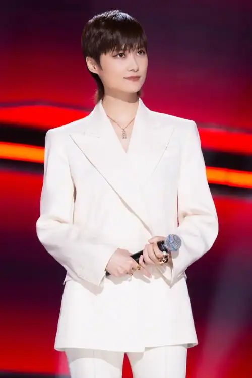 唯一女导师上线李宇春加盟中国好声音为热爱歌唱
