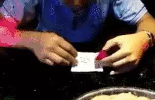 搞笑图片谁能猜出这是什么口味的方便面吗
