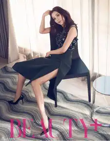 组图金喜善贵妇写真纤腰细腿迷人依旧
