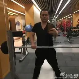 组图又是一个猛男杨幂爸爸健身秀八块腹肌

