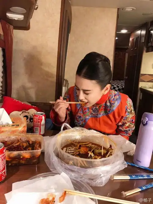 黄圣依穿古装戏服吃香辣蟹辣到眯眯眼表情可爱搜狐大视野搜狐新闻
