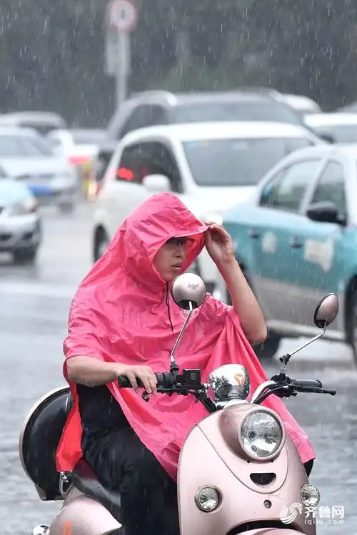 组图济南遭遇8级大风阵雨突袭出行市民措手不及
