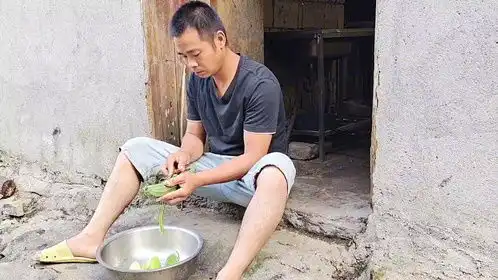 农村光棍没有老婆,晚上一个人搞一道麻辣豆腐喝两杯
