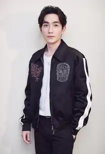 组图朱一龙专访现场表情真挚笑容可掬插兜扮酷释放男性魅力