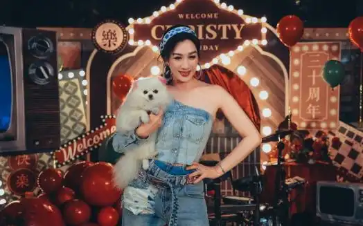 钟丽缇过生日,疑不服老插30岁蜡烛,大女儿演唱会脱衣缺席生日会
