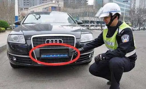 车上有这几样东西赶快拿掉,一旦被查驾驶证都没了
