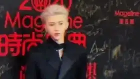 黄明昊给蔡徐坤讲笑话一块玻璃从20楼掉下来,它会说什么
