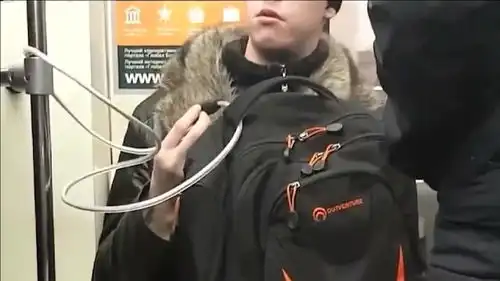 老外真会玩偷偷把乘客的包包绑在扶杆上,地铁都下不去了
