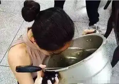 搞笑gif趣图妹子非要调皮爬树,结果就成这样了
