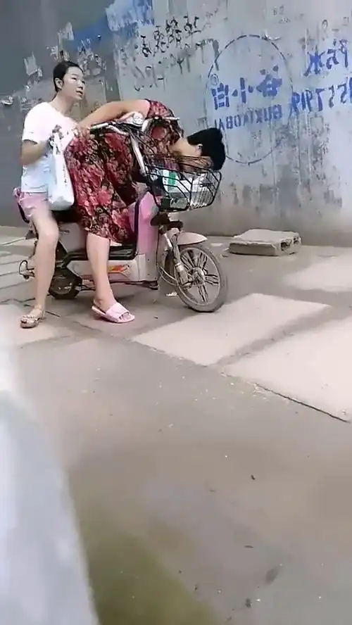 恶搞老婆跟丈母娘真是胆大
