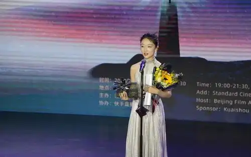 北电校庆女星生图杨紫表情僵硬,关晓彤着装不得体,杨幂又赢了
