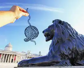 英男子用剪纸恶搞伦敦地标建筑伦敦眼变车轮
