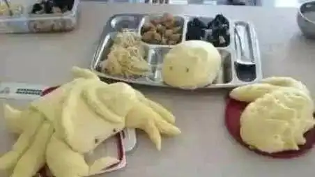 搞笑图片幽默段子笑话妹子,你取钱没必要爬到取款机上去吧
