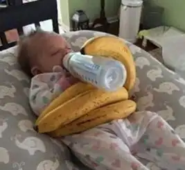 老爸一个人在家看娃,孩子好像还格外开心
