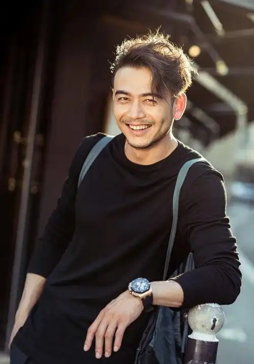 36岁型男杨烁,隐藏9年的妻子,原来是我们熟悉的童年女神
