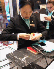 趣味搞笑图片在路上碰到正在炫耀的狗子这医生很负责
