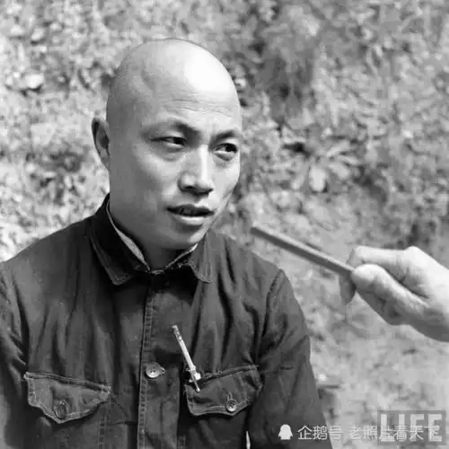 1947年陕西临潼一算命先生帮人算命现场实拍照片
