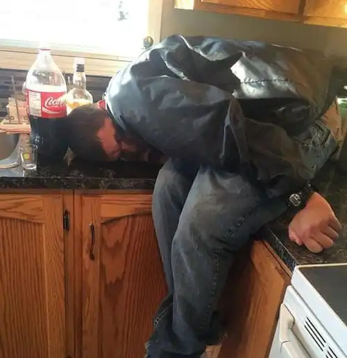 爆笑图片盘点喝醉酒后的奇葩睡姿,披萨也能做枕头