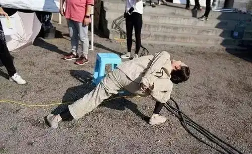孙俪安家片场碎片时间都在练瑜伽,状态好是有原因的厉害了娘娘

