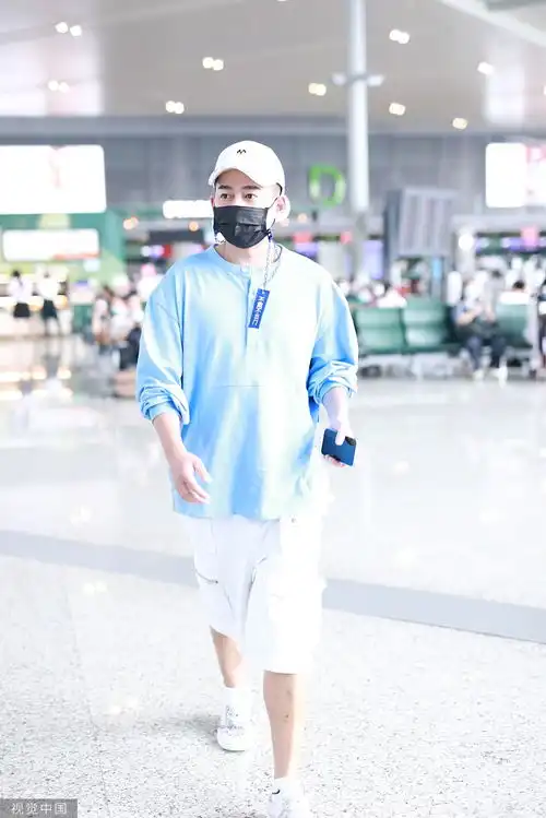 组图苏醒蓝白色搭配清爽休闲戴出门要戴口罩提示牌搞怪吸睛
