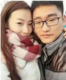 搞笑gif男子晒女友照片,另一名男子晒出同一女友
