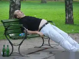 盘点那些人喝醉后的奇葩搞笑图片,竟然有人用啤酒输液,太牛了
