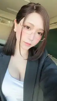 岛国清纯coser福利写真白丝萌妹黑丝御姐一秒变身
