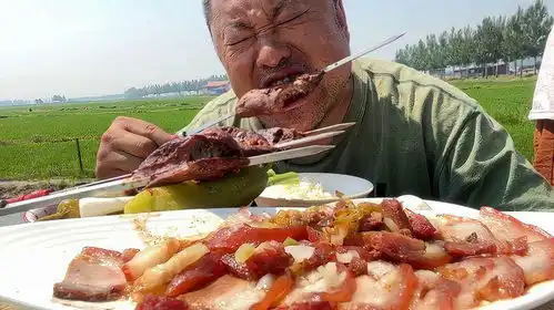 馋肉了,2斤蒸猪肉,4串烤腰子,大哥大口吃肉啃腰子,看着都解馋
