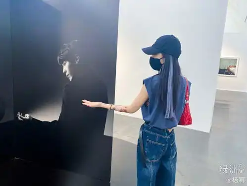 杨幂是人美会穿的时髦精没错了同色穿搭时髦前卫,挑染蓝发少见
