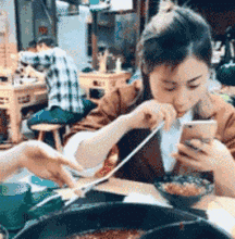 gif搞笑趣图这什么情况这车停到路口太危险了
