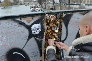 情人节巴黎爱情锁桥为安全移除部分爱情锁
