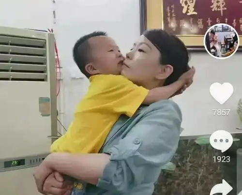 奇奇抱着许妈拍脸,悦悦表情亮了,网友有种幸福叫雨后彩虹