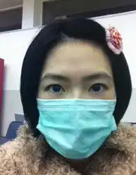 小s口罩遮面素颜亮相头戴老土粉花装可爱
