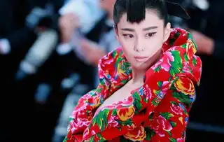 张馨予花棉袄设计师几百块轰动世界就是时尚
