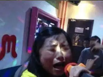 开心一刻过年在家,婆婆让我儿子和女儿给爷爷奶奶磕头拜年
