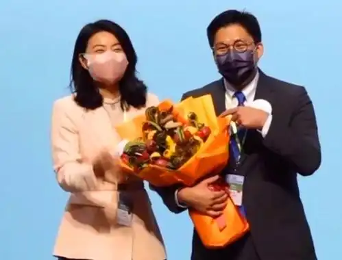 40岁郭晶晶送42岁霍启刚蔬菜花领带口罩儿子上街发传单照片曝光
