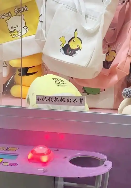 搞笑图片他们蹲着打电话的姿势都一样,都在问要多大号的
