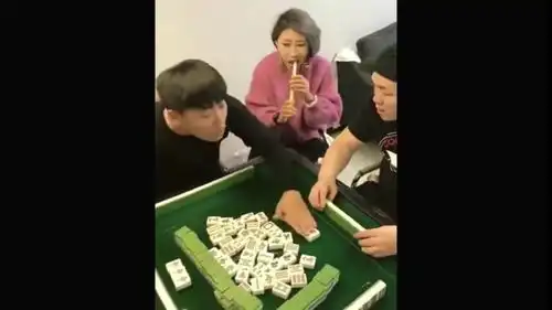 二货打麻将太逗了,打出神仙牌,气疯了一旁的麻友

