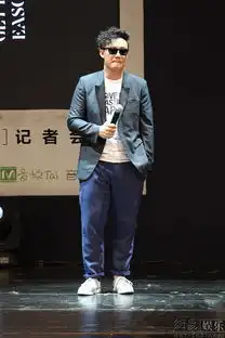 陈奕迅新碟发布会搞怪翻白眼不用软件
