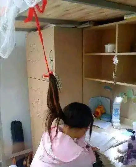 搞笑图片幽默段子笑话妹子开车注意安全,咱先把安全带系上吧
