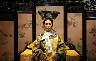 她是慈禧的第五代外孙女,很多人不相信,比对照片后感叹太像了
