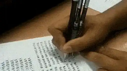 开心一刻美女,亲戚朋友都等你出来拜堂呢,你这样就不尴尬么
