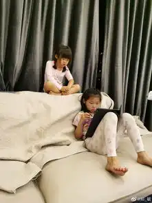 岳云鹏妻子晒俩女儿照片,表情神似岳云鹏,画面太温馨
