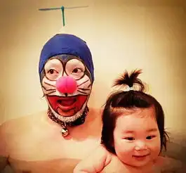 欢乐无止境网上蹿红的搞怪老爸与女儿合影
