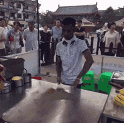 抓了只大泥鳅,就是会咬人,搞笑gif
