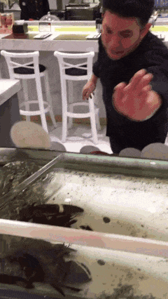 搞笑gif无处安放的小脚丫,找鞋的动作太逗了
