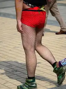 伴娘被男子当众摸胸找花生摸索很久未抽离
